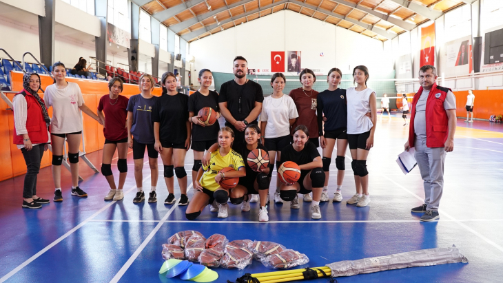 Eğitmenlerimize, branşlarına uygun spor malzemelerini teslim ettik