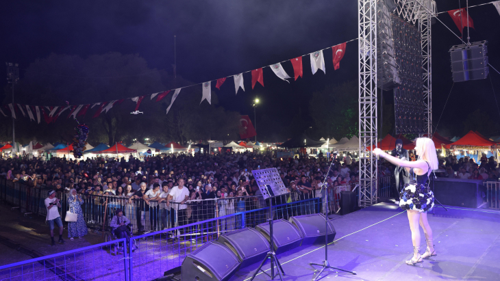 Panayırımızın etkinlikleri kapsamında Ece CEYLİN sahne aldı