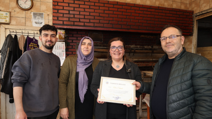 Ramazan ayı boyunca destek olan esnaflarımıza teşekkür belgelerini takdim edildi